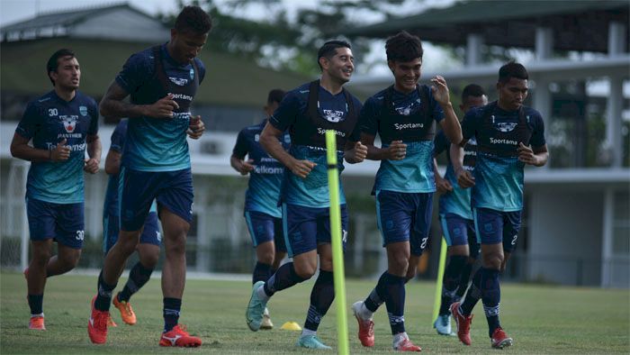 Jelang Lawan Persela, Pelatih Persib Pulangkan Dua Pemainnya ke Bandung